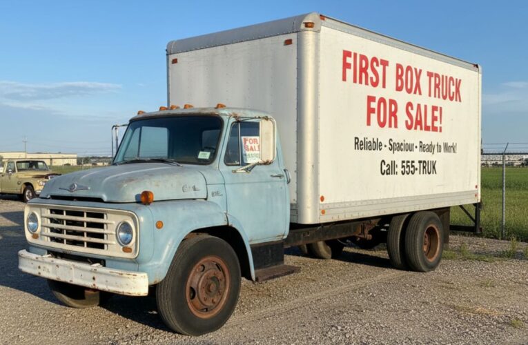 Pros and Cons of Leasing Your First Box Truck to Sell